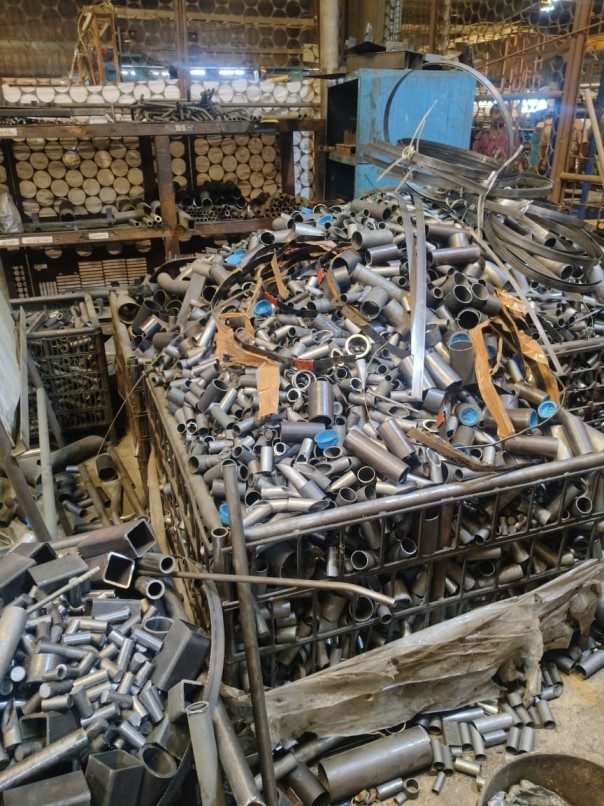 Metal scrap staged for weighment — Scrap India Mart Bangalore